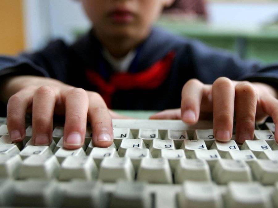Niño navegando en internet