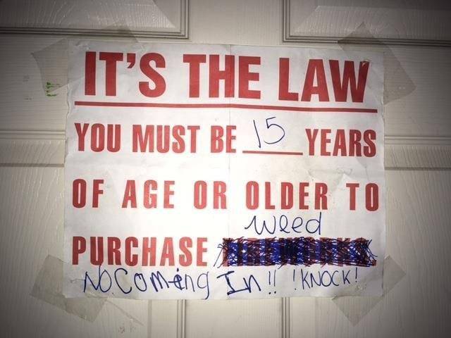 La niña incluso tenía un cartel en la puerta con letras que decían "Es la ley: debes tener 15 años o más para comprar hierba". captura