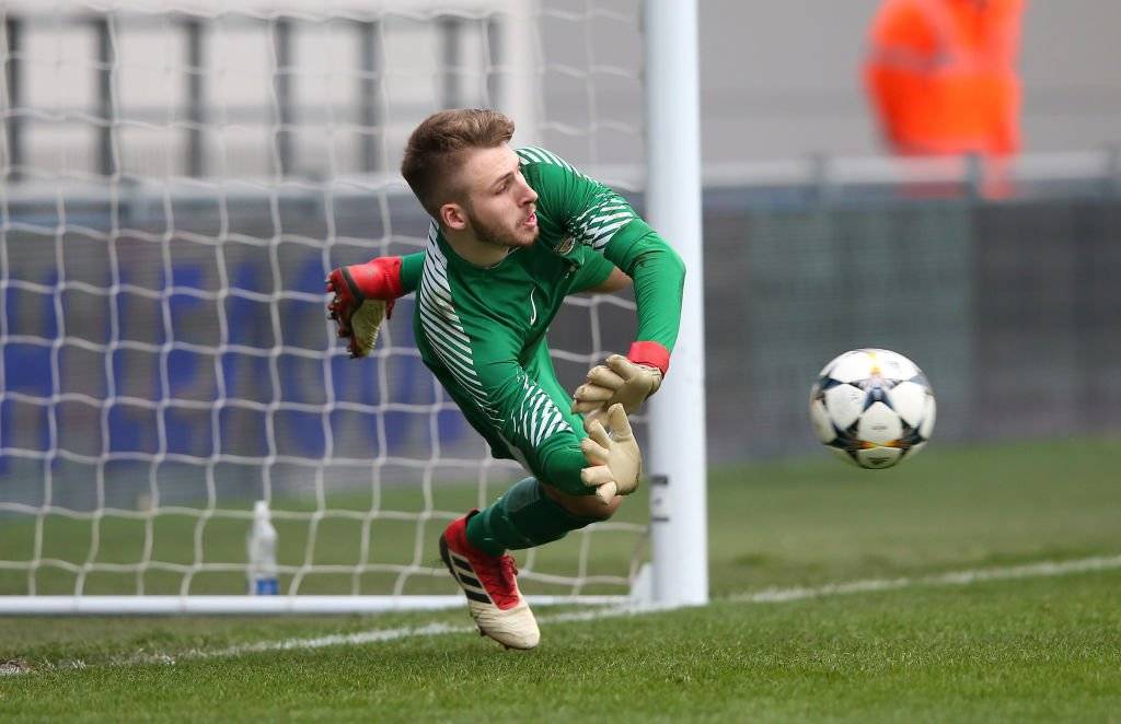 Daniel Grimshaw, actual tercer portero del Manchester City, podría tomar el lugar de Claudio Bravo / Foto: Getty Images