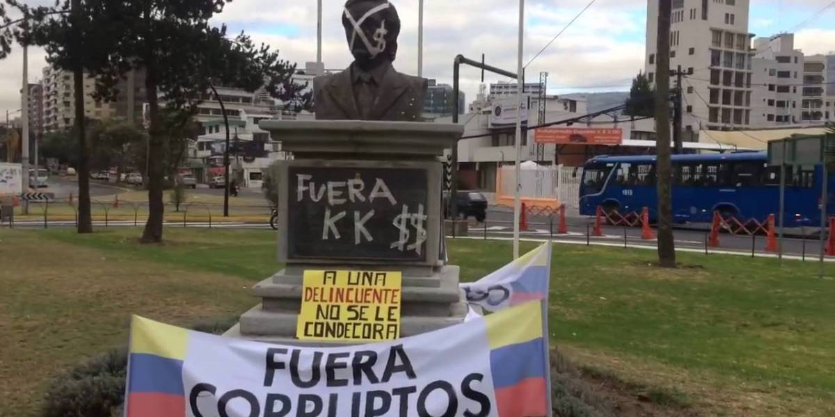 Municipio de Quito retira monumento a Néstor Kirchner