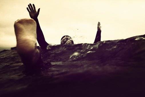 Soñar con morir ahogado puede significar que estás hundiéndote en tus problemas