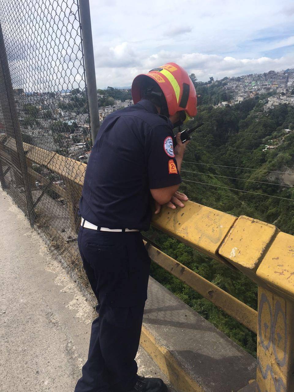hombre se lanza del puente el Incienso