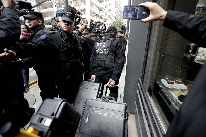 eguidores de la senadora y curiosos estaban apostados en el lugar junto con numerosos periodistas cuando llegaron varias camionetas con efectivos de la división de explosivos y la policía científica