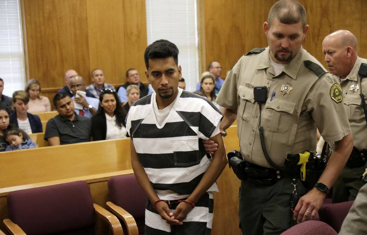 El hombre acusado de perseguir y matar a Mollie Tibbetts, de 20 años, había trabajado cuatro años en una granja lechera de Iowa basándose en una identificación falsa, dijo el miércoles su empleador.