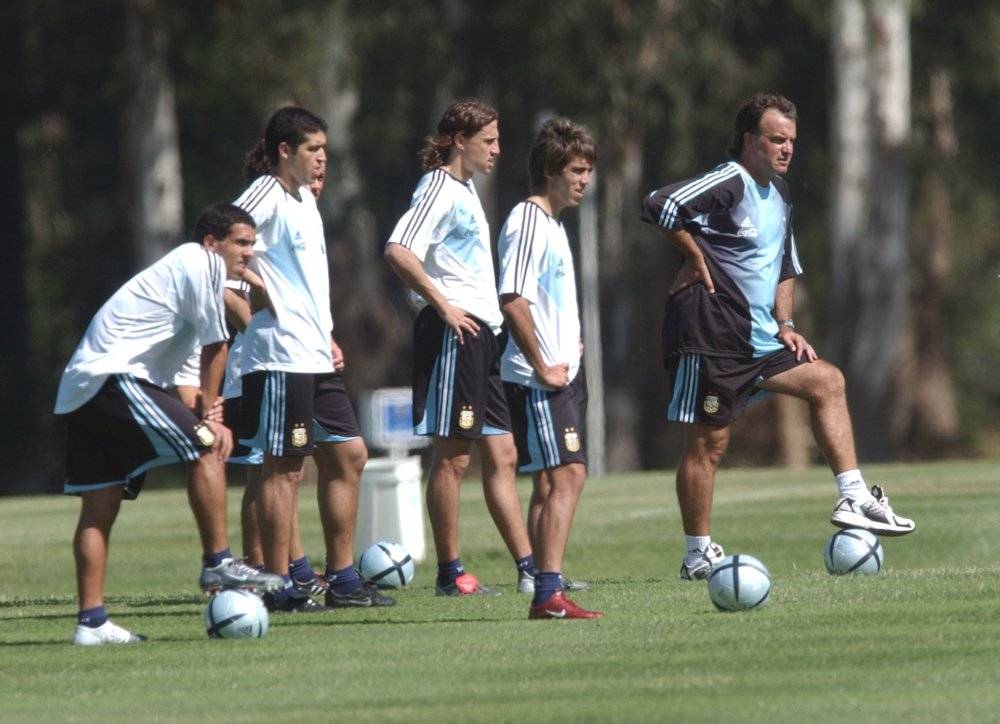 Marcelo Bielsa dirigió entre 1998 y 2004 la selección de Argentina. Hernán Crespo fue pupilo permanente / Foto: AP