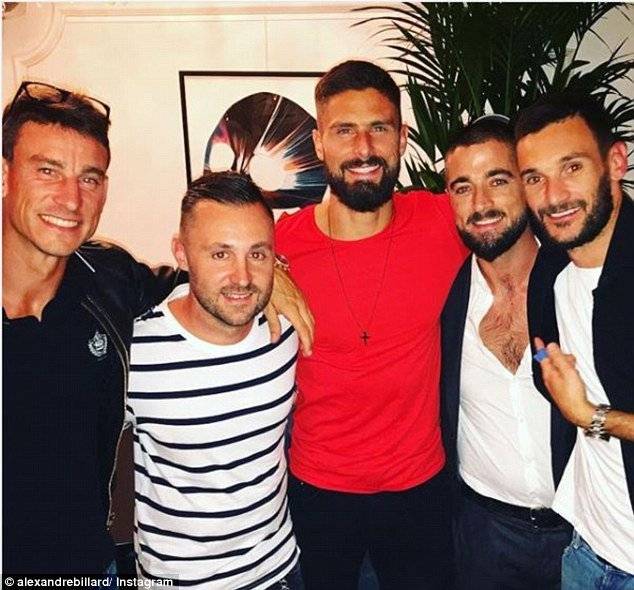 Lloris estuvo acompañado por dos compañeros de selección