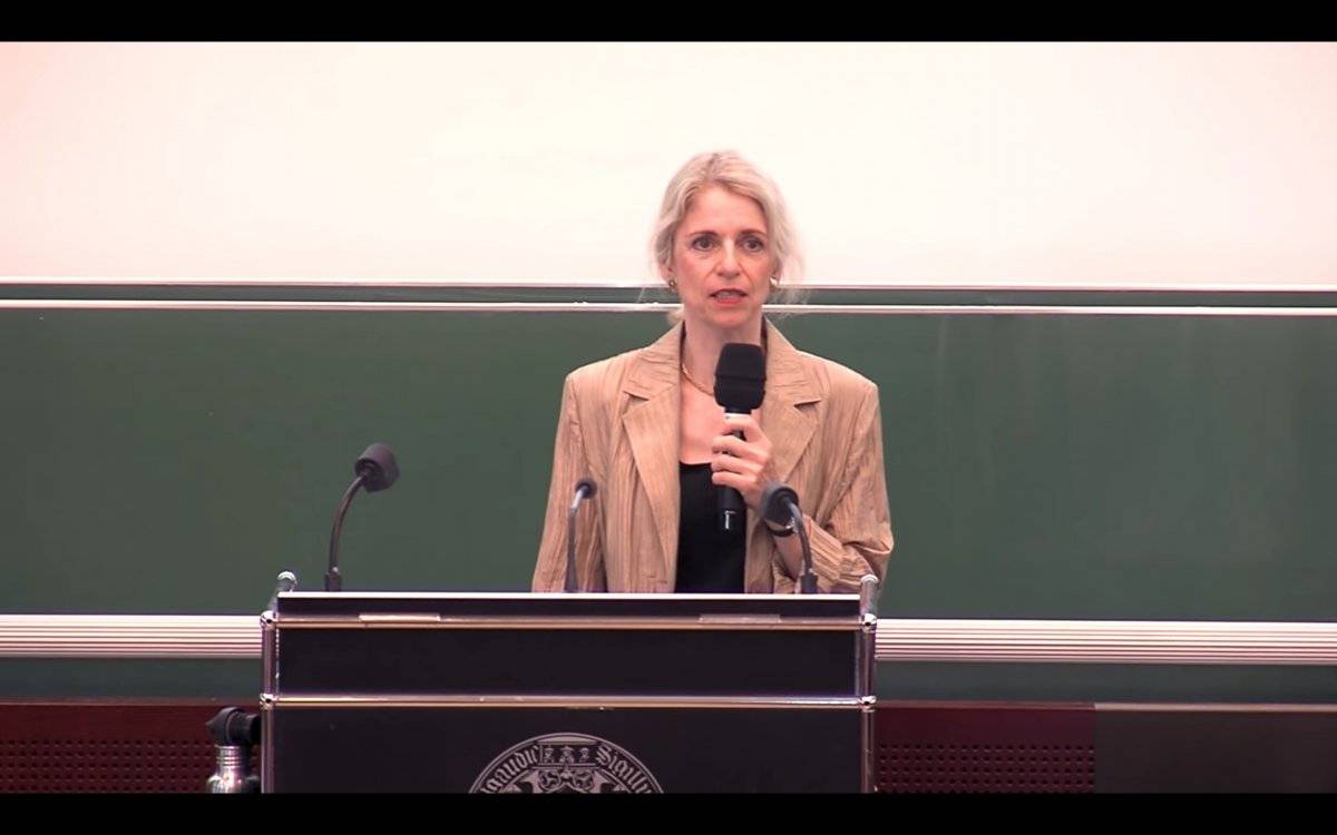 La Dr. Michels durante su conferencia
