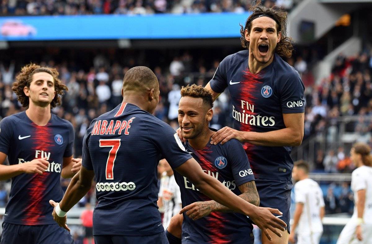 Mabappé festeja con Neymar y Cavani
