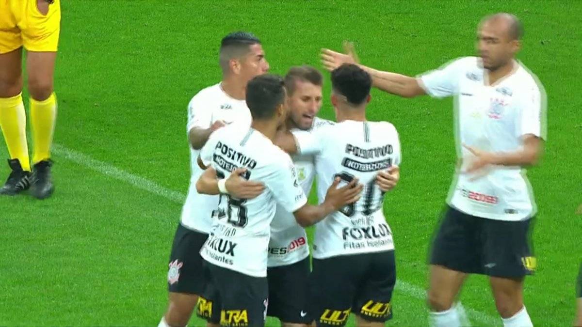 El festejo de Corinthians tras el gol de Henrique. El Timao venció por 1-0 a Paraná en su último apronte antes de la revancha ante Colo Colo / Foto: Captura