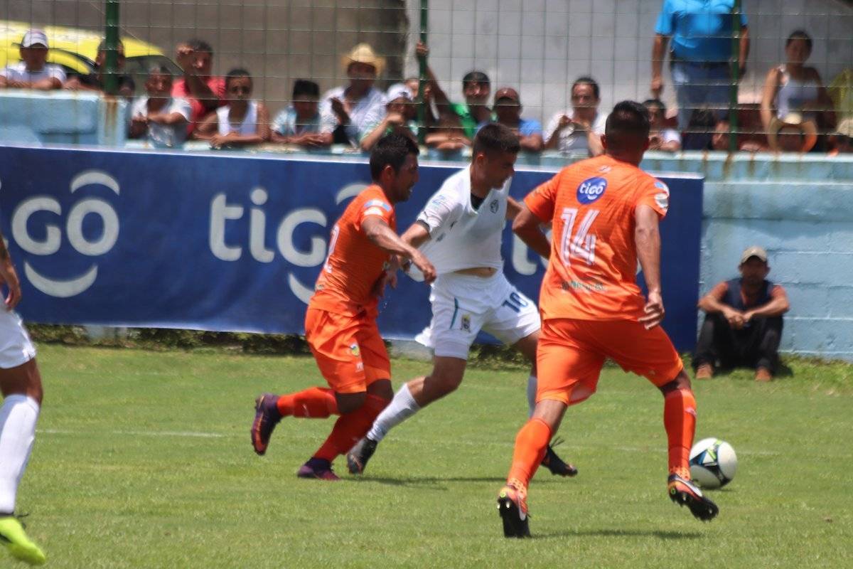 Los cremas dominaron por completo el juego