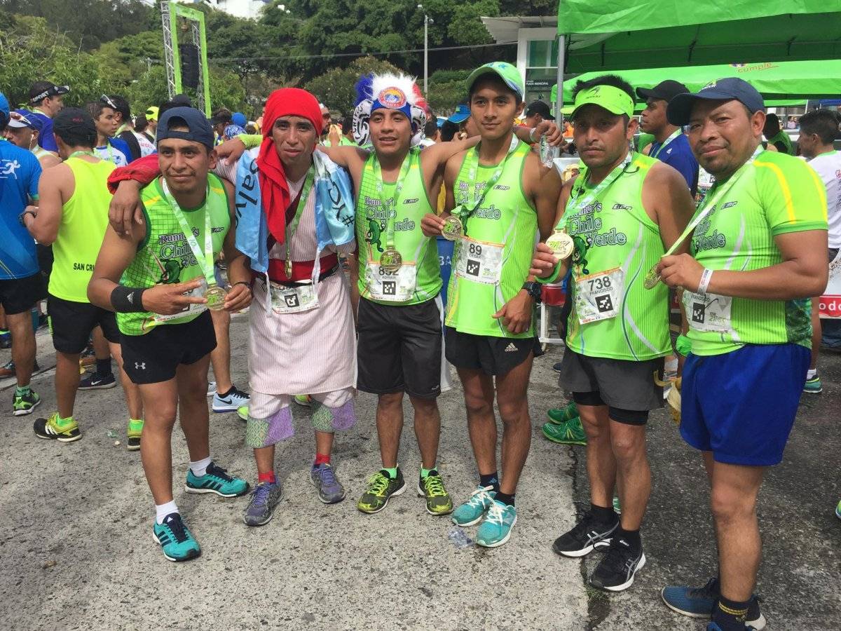 Hermes junto a sus amigos que hicieron el viaje desde Quetzaltenango