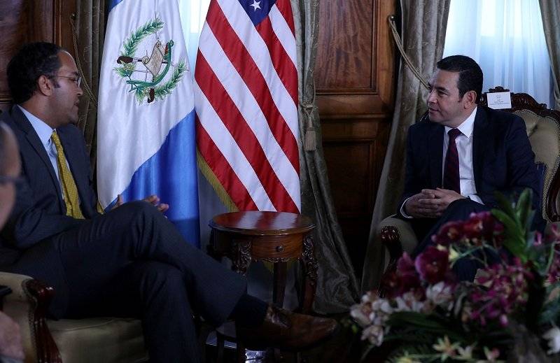 Jimmy Morales y Will Hurd