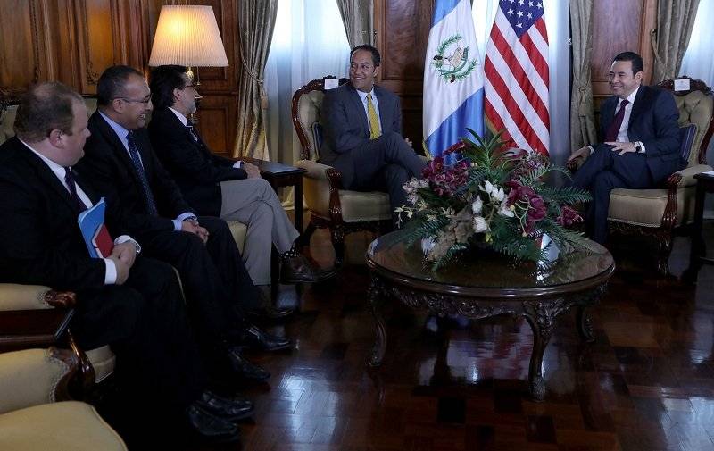 Jimmy Morales y Will Hurd