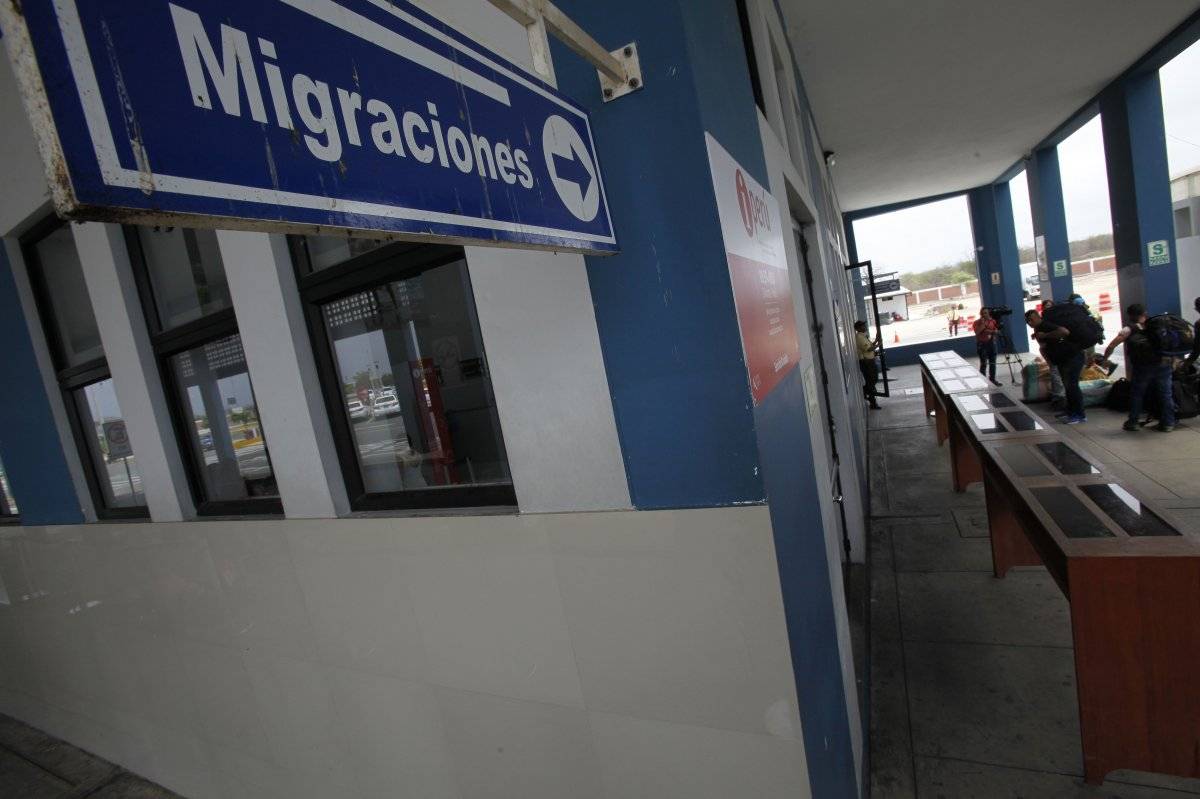 Ciudadanos venezolanos llegaron ayer a la zona fronteriza con Ecuador de Tumbes, Perú