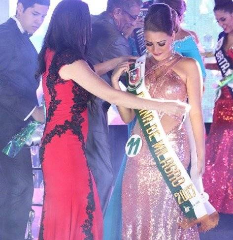 Doménica Zambonino, al ser coronada Reina de Milagro 2017