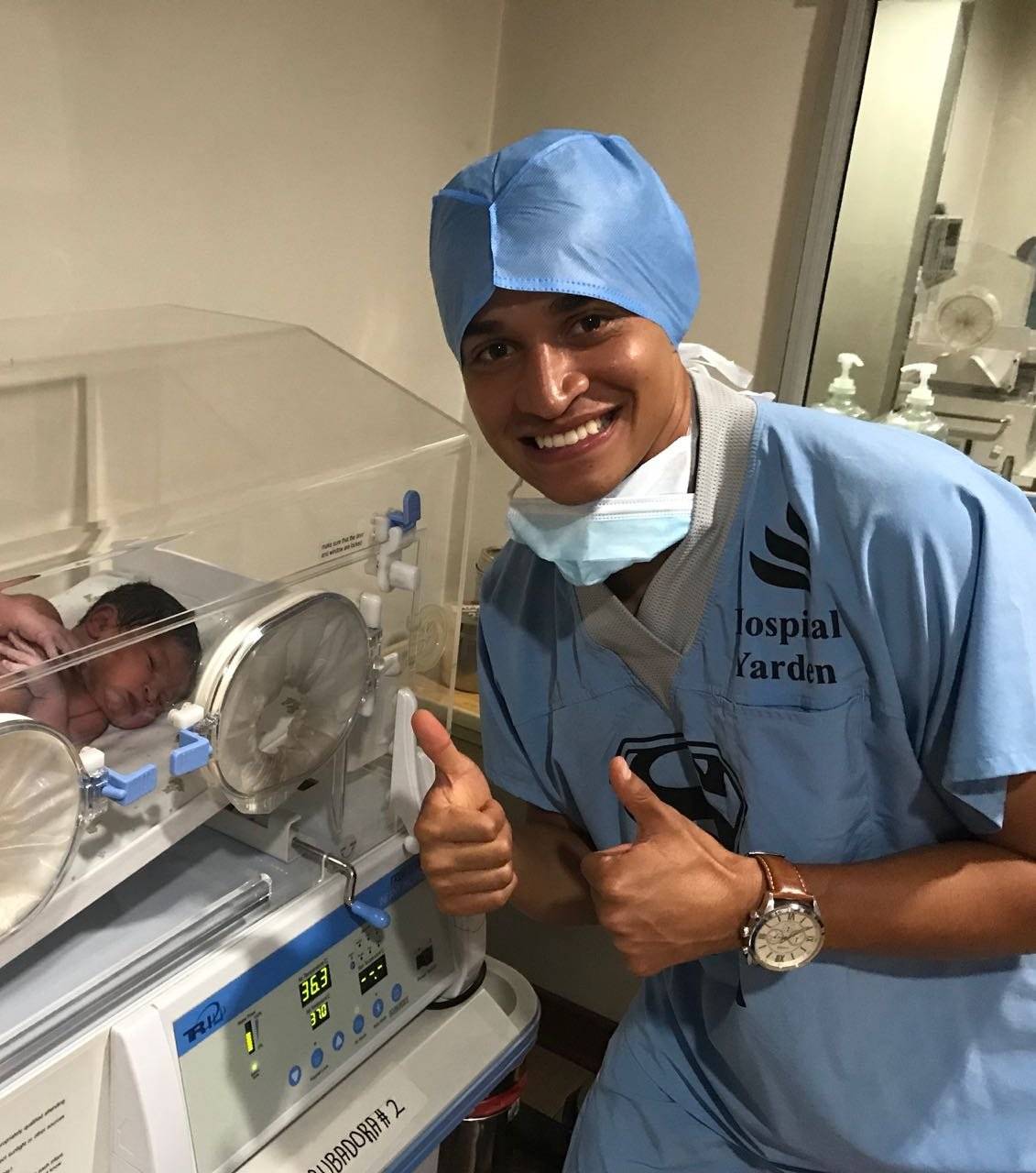 Ceballos junto a retoño