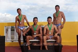 Ganador junto a los finalistas de la prueba de deportiva. Foto: suministrada