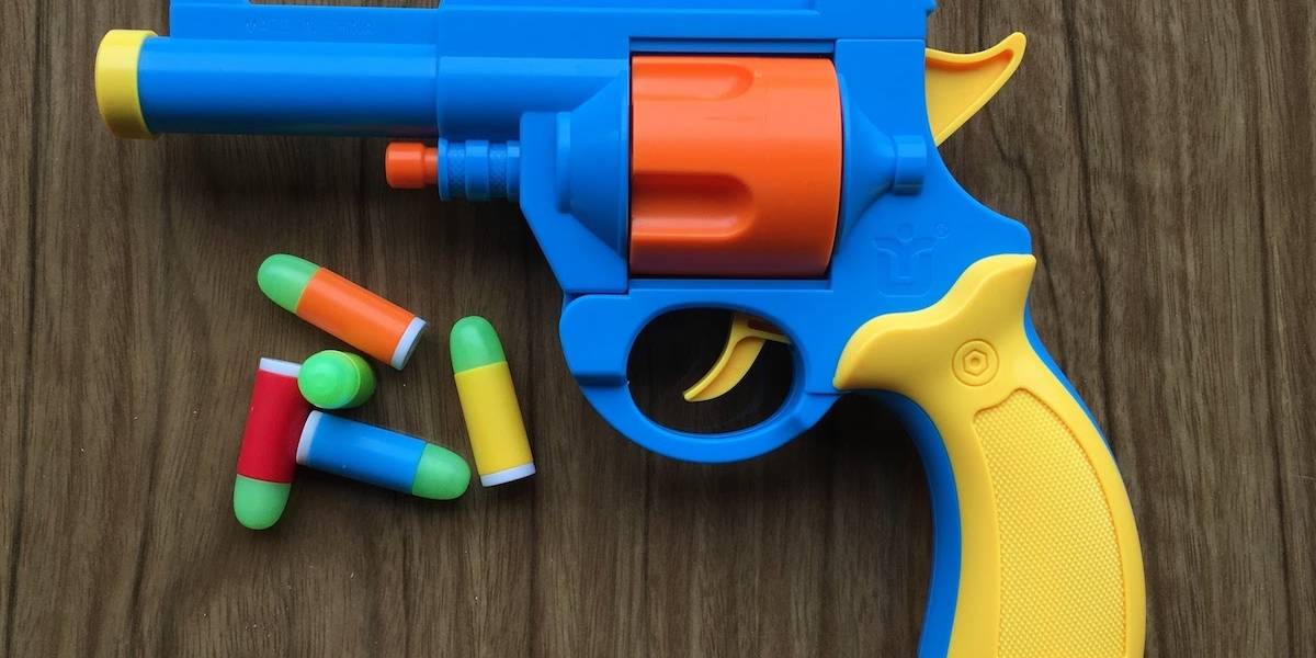 Más falso que pistolas paraguayas: Le robaron 42 fusiles a la policía guaraní y los reemplazaron por juguetes