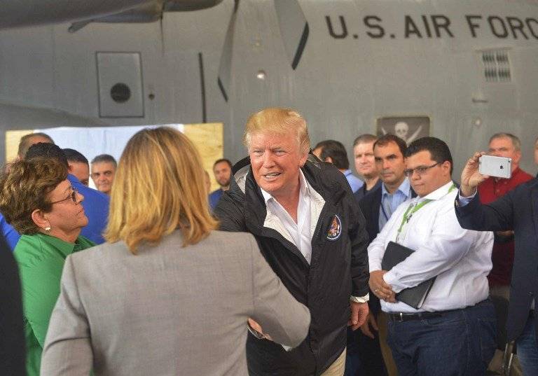 Carmen Yulín Cruz saludando a Donald Trump