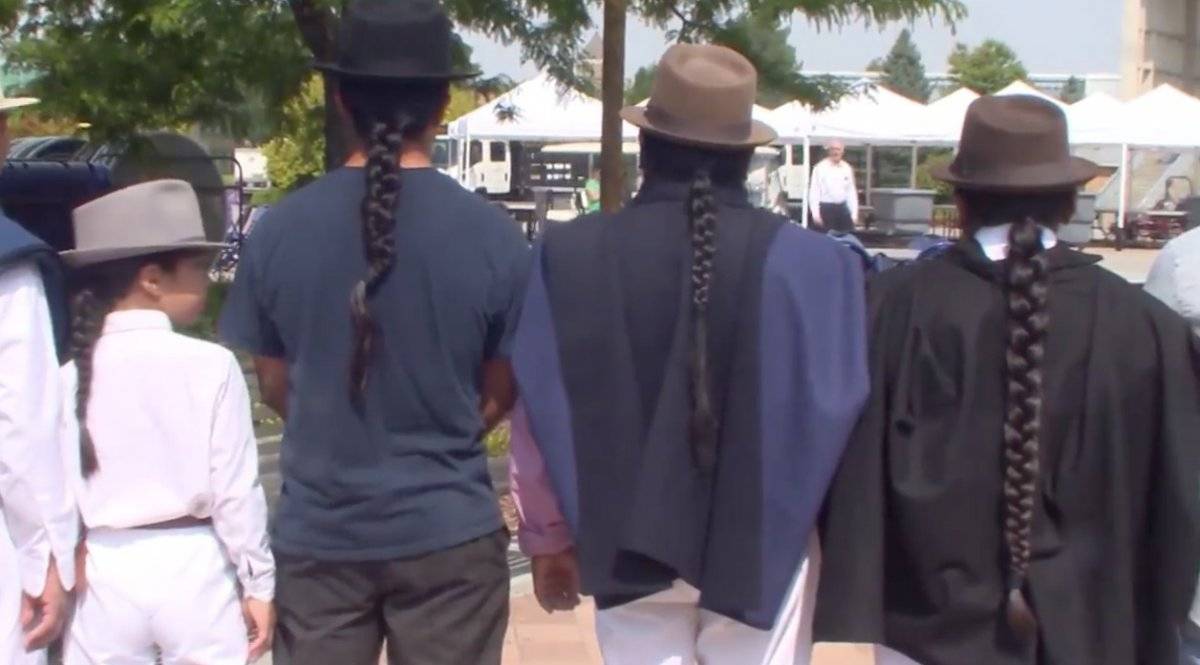 Michael Williamson y parte de sus familiares otavaleños que utilizan la trenza