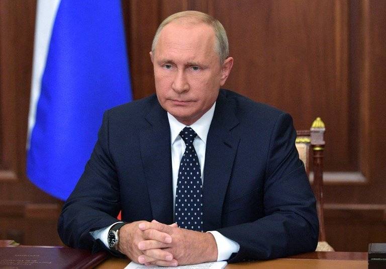 Vladimir Putin, con gesto serio