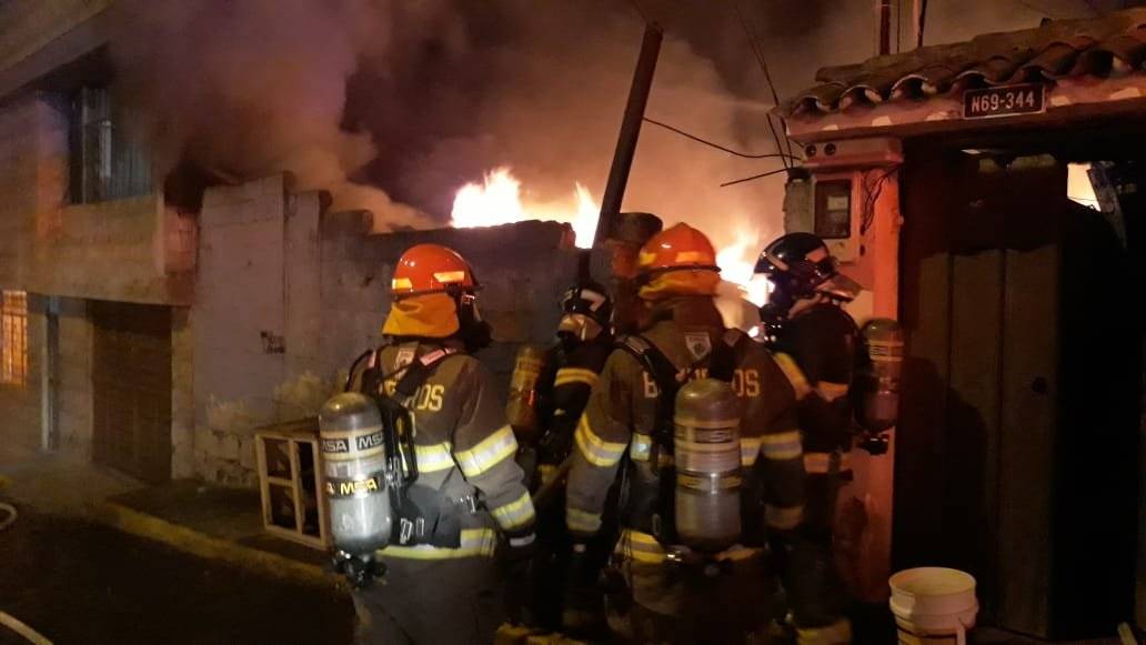 Bomberos realizan labores en el incendio estructural se registró en sector de El Condado