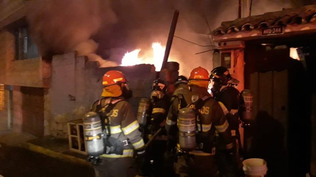 Bomberos realizan labores en el incendio estructural se registró en sector de El Condado