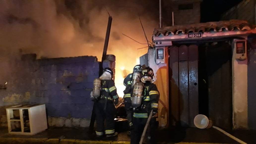 Bomberos realizan labores en el incendio estructural se registró en sector de El Condado