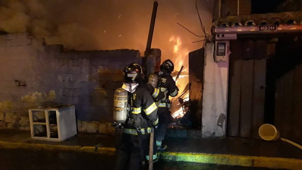 Bomberos realizan labores en el incendio estructural se registró en sector de El Condado