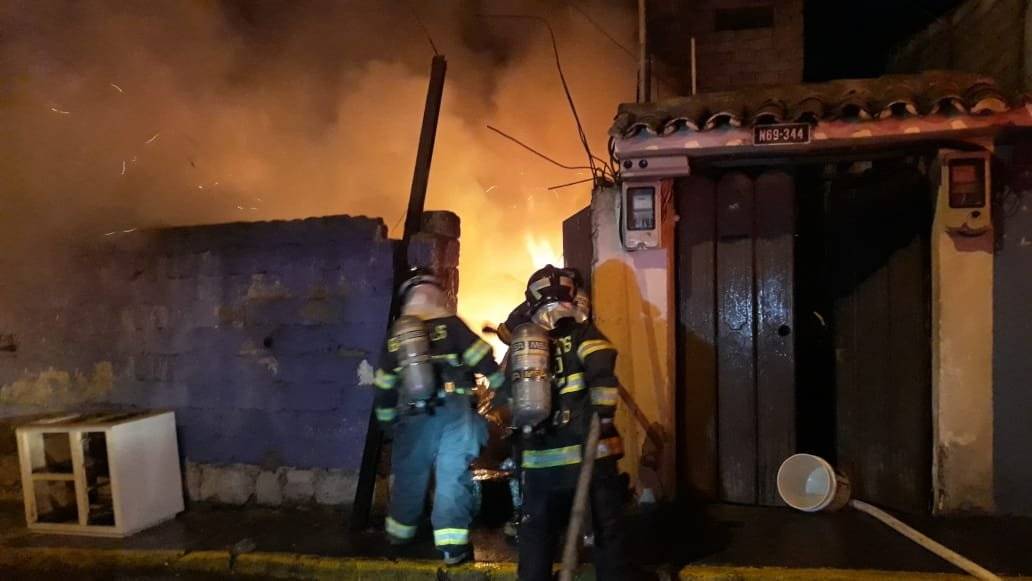 Bomberos realizan labores en el incendio estructural se registró en sector de El Condado