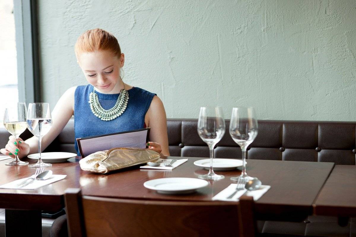 Mujer sola restaurant