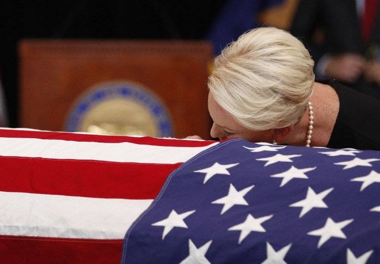 Cindy McCain, junto al féretro de su esposo