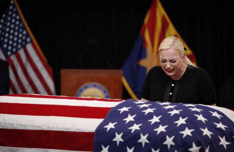 Meghan McCain llora junto al ataúd de su padre