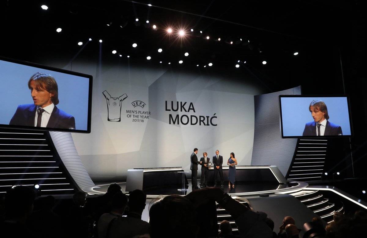 Luka Modric recibe su premio
