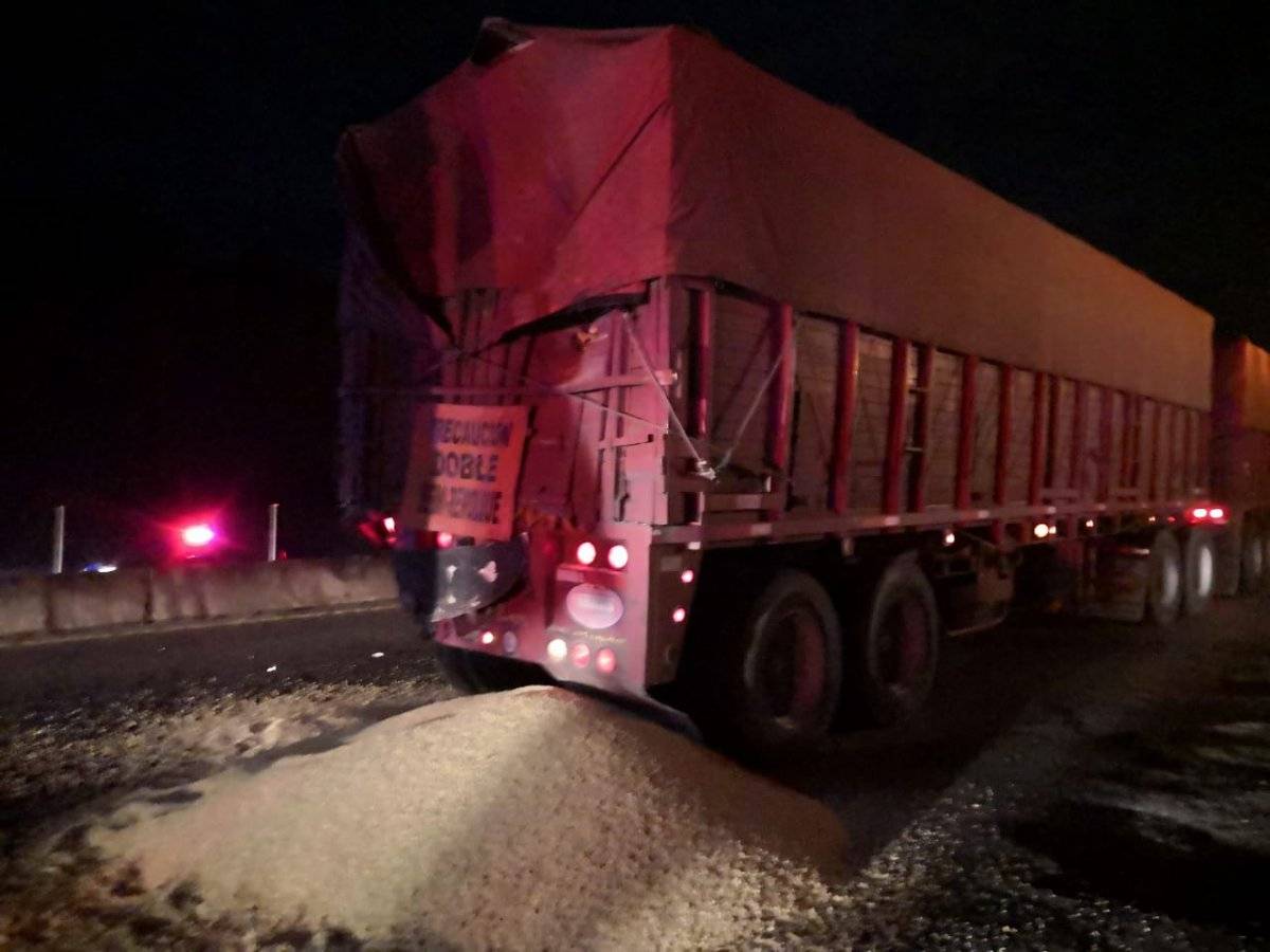 Autobús se estrelló contra la parte trasera de un tráiler cerca de Tepatitlán