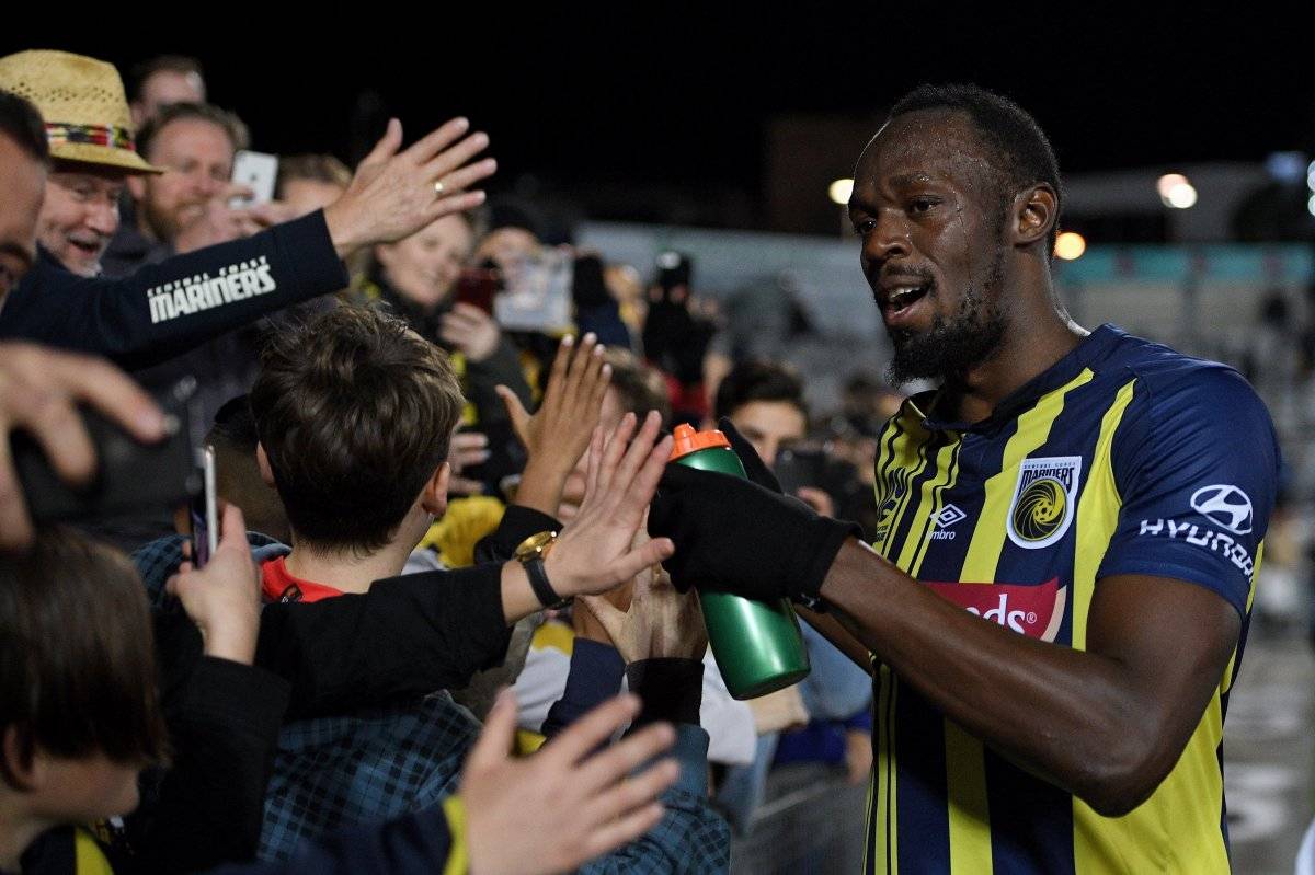 El exatleta jamaicano Usain Bolt (c), con la camiseta de los Mariners, durante el partido de fútbol contra el Central Coast Select