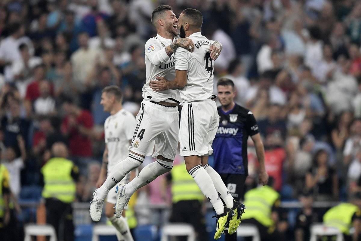 Sergrio Ramos festeja con Benzema