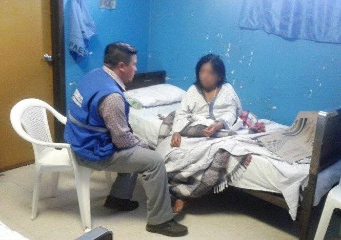 La madre de Brenda es visitada por el personal de la PDH.