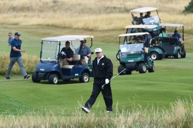 Donald Trump jugando golf