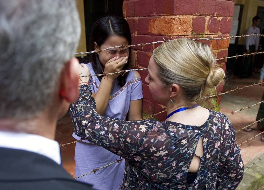 Conforme se anunció el veredicto en un tribunal de Yangón, la esposa de Kyaw Soe Oo comenzó a llorar, apoyada en el regazo de la persona a su lado. Fuera de la corte, policías y periodistas intercambiaron gritos mientras los dos reporteros de Reuters eran