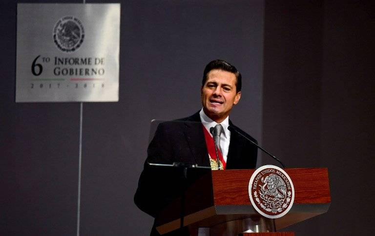 Enrique Peña Nieto saluda tras dar su mensaje por su sexto Informe de Gobierno