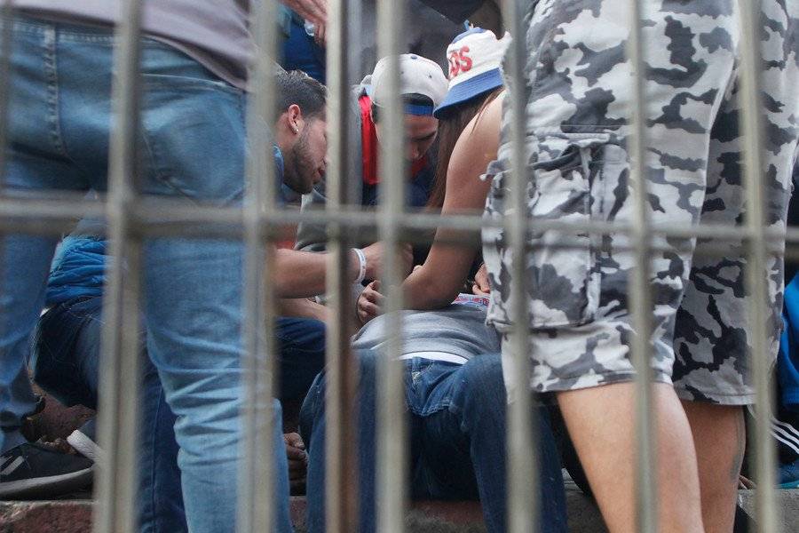 Las protestas también se han dado fuera de San Carlos de Apoquindo. En Santa Laura un hincha cayó de más de 5 metros de altura al colgar un lienzo en contra del alza en el precio de las entradas / Foto: Agencia UNO