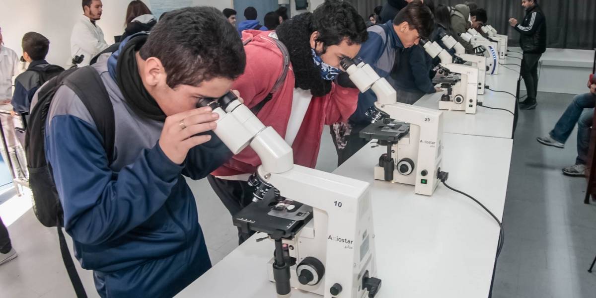 Chile: Abren programa para que talentos científicos no se queden sin ir a la universidad