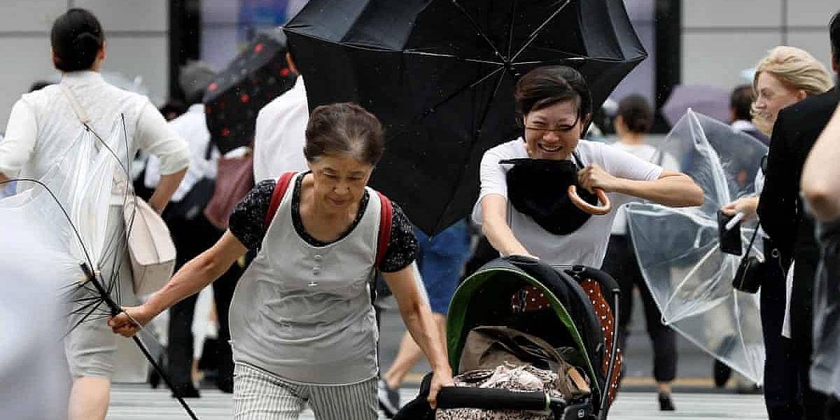 Tifón Jebi llega a Japón, estrella un buque contra un puente y se vuelve viral