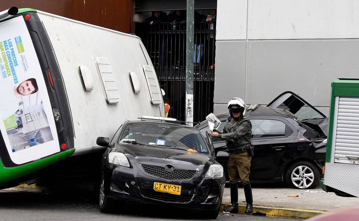 Bus se volcó sobre dos taxis colectivos