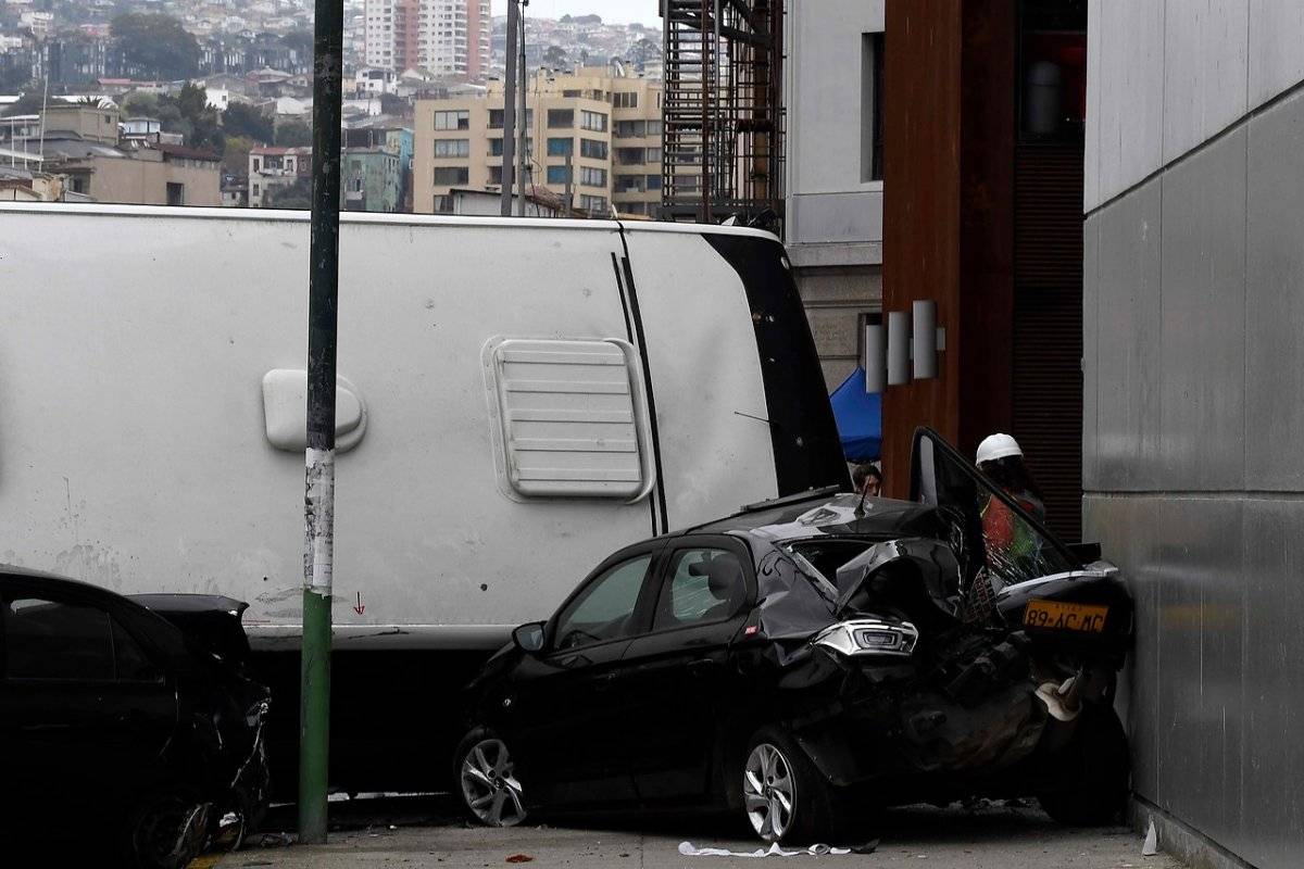 Bus se volcó sobre dos taxis colectivos