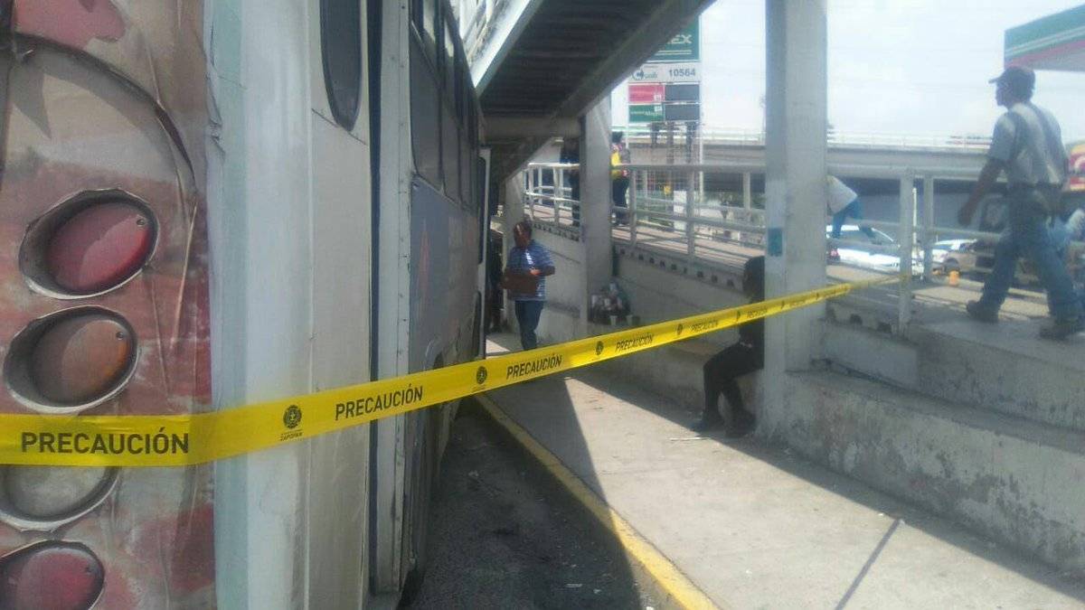 Autobús colisiona contra puente peatonal en Periférico y Mariano Otero