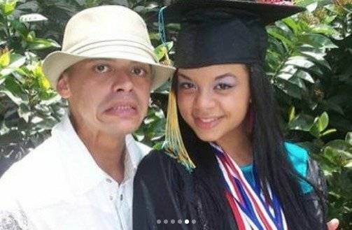 El artista posa con su hija