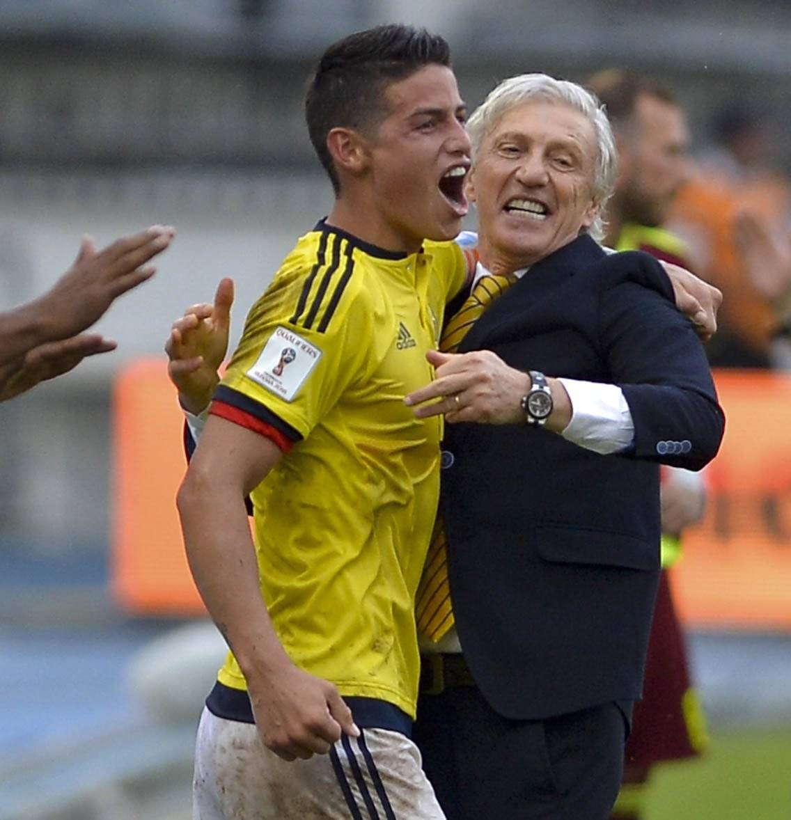 James festeja con Pekerman.