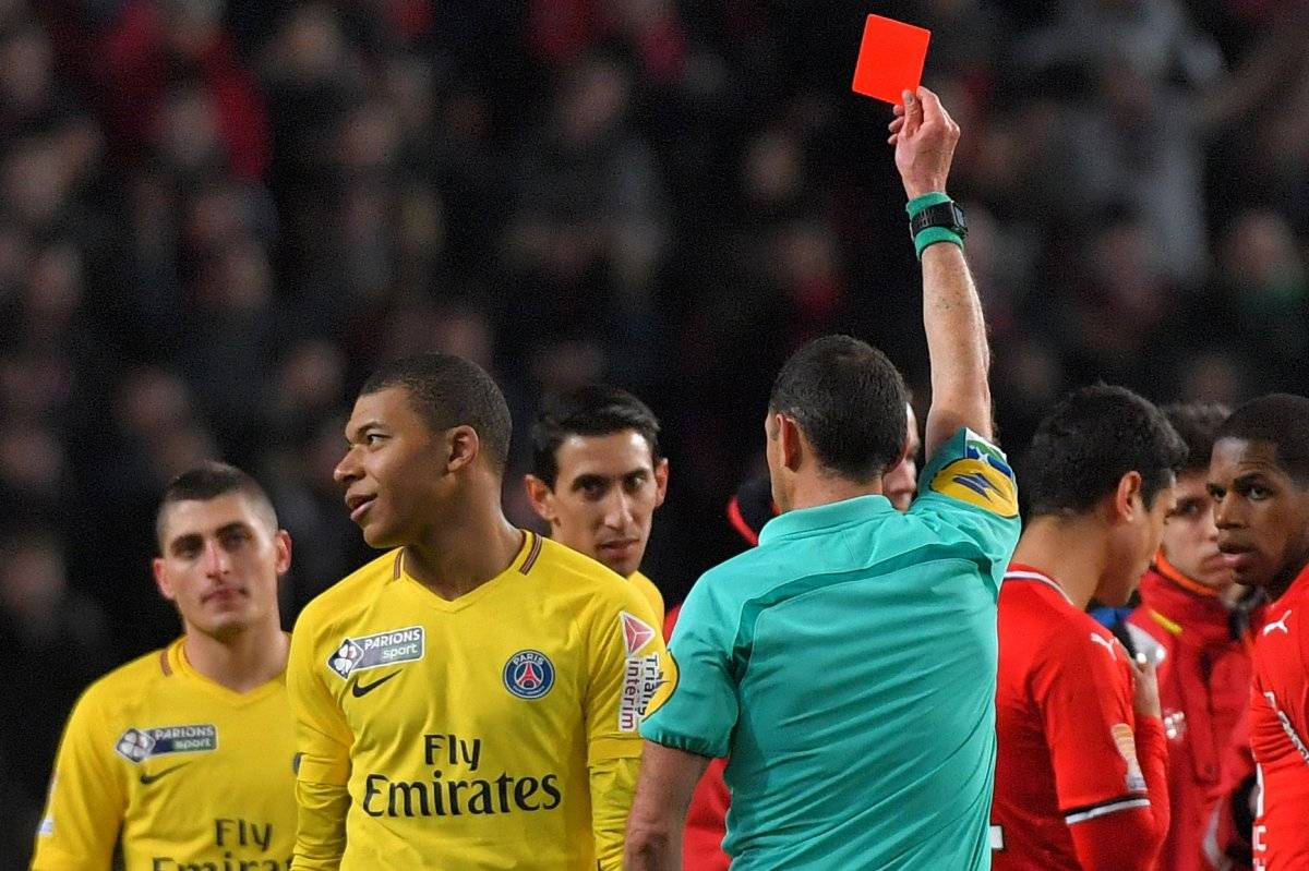 La primera tarjeta roja que recibió Mbappé.